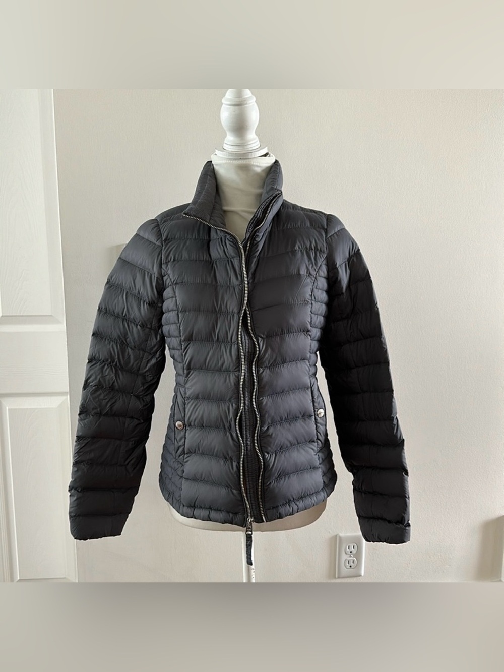 ABERCROMBIE AND FITCH DOWN SERIES CHARCOAL
GRAY DOWN PUFFER JACKET
SIZE MEDIUM